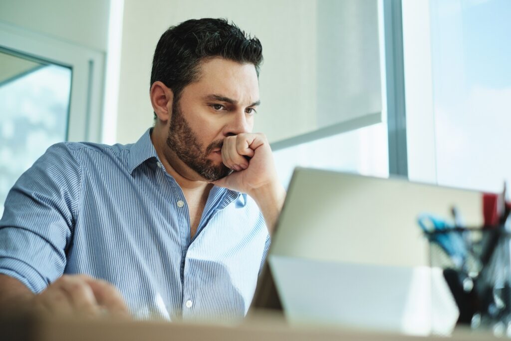 Faltas no trabalho: como gerenciar, calcular descontos e registrar na folha de pagamento