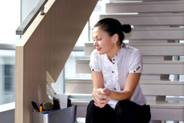 Mulher sentada em uma escada