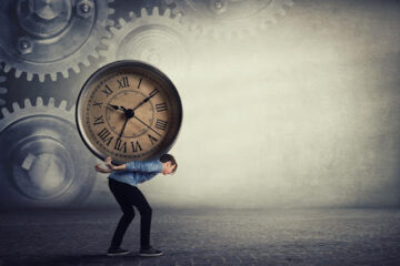 Homem carregando relógio com engrenagens ao fundo