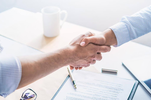 Como a Lei da Terceirização e as novas regras de 2025 afetam a gestão de contratos no RH?