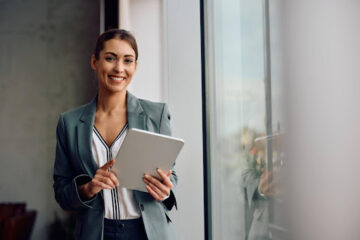 Mulher de negócios segurando tablet