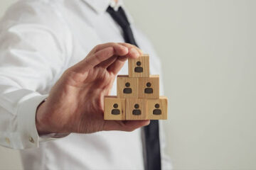 Homem segurando dados com ícones de contato