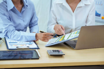 Mulheres em seu local de trabalho revisando a lei 14.133