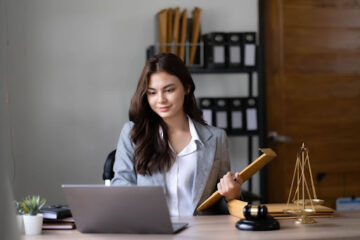 Mulher em ambiente corporativo vendo leis trabalhistas