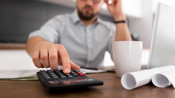 Quanto é descontado por um dia de falta no trabalho? Entenda o cálculo e o que diz a CLT